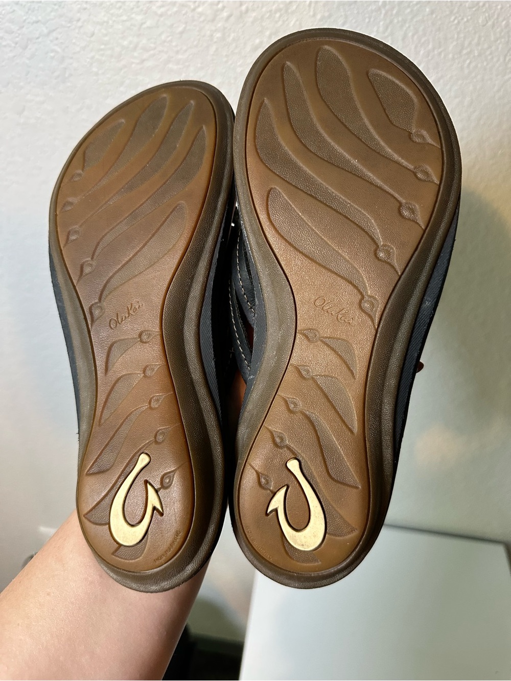 OluKai // Women’s Black Leather Flip Flop Thong Sandals - Picture 2 of 5
